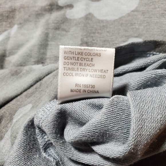 Jane And Delancey Camouflage Short Sleeve Top - Picture 5 of 10